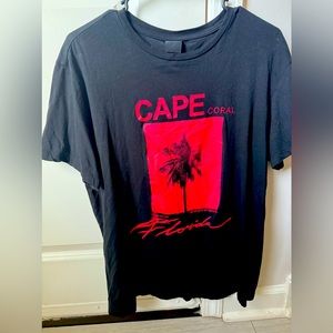 H&M Black and Red Graphic T Sz. L